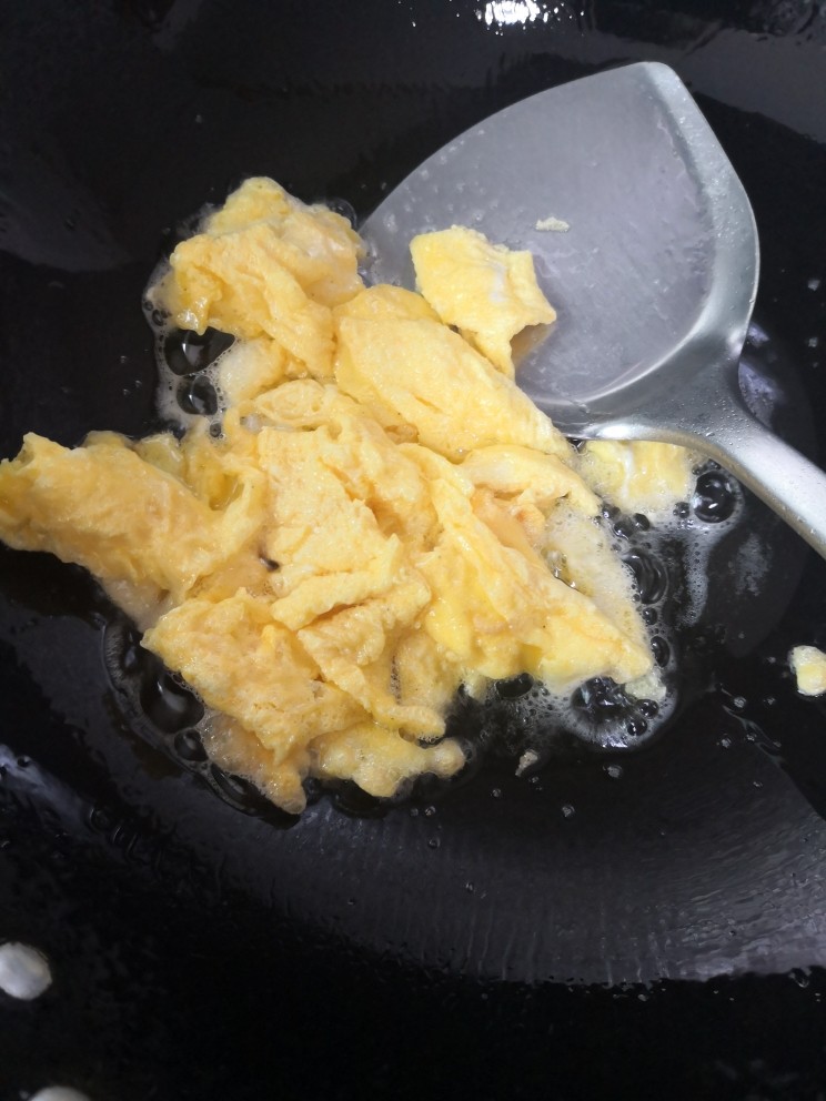 洋葱炒蛋,待蛋液凝固，用铲子边炒边叉成小块