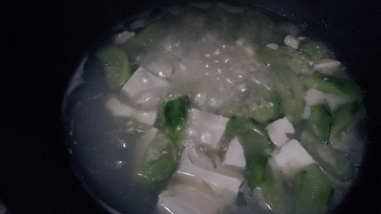 丝瓜炖豆腐,盖上锅盖炖8-10分钟即可