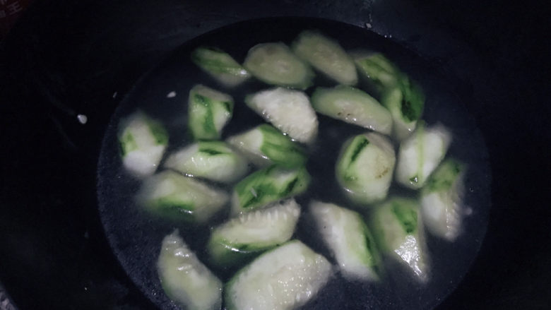 丝瓜炖豆腐,加入适量水烧开
