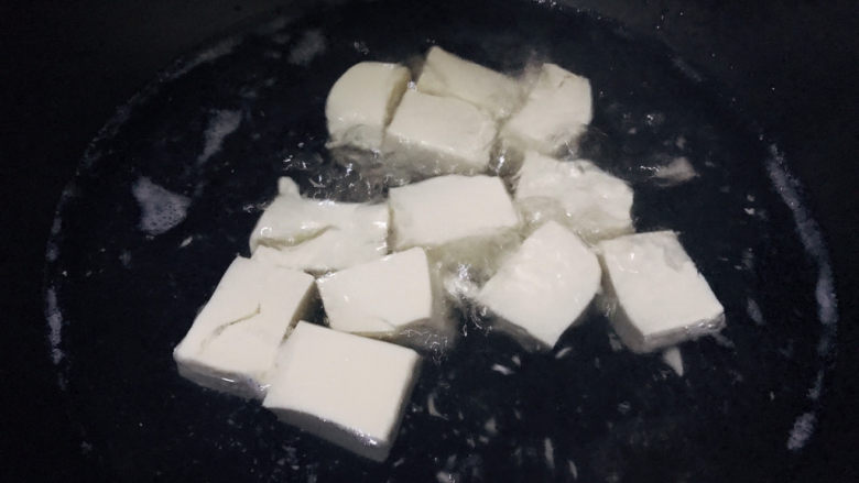 丝瓜炖豆腐,锅内烧一锅水，倒入豆腐焯水1分钟左右