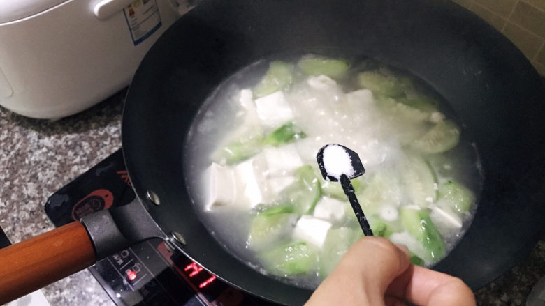 丝瓜炖豆腐,放入一勺盐
