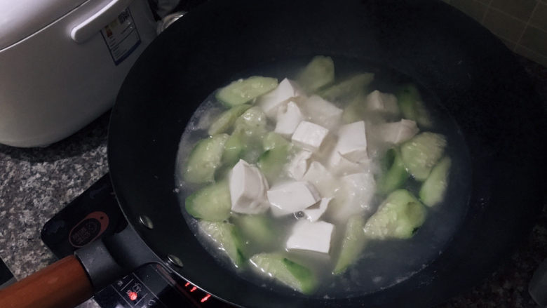 丝瓜炖豆腐,加入豆腐，再次煮至水开
