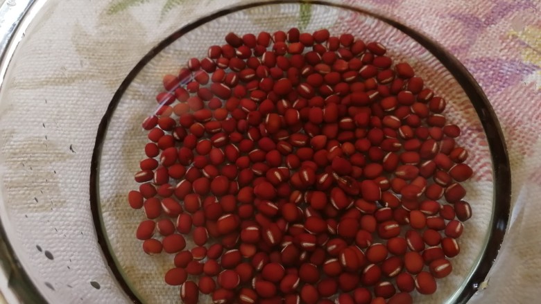 红豆小米粥,四分之一杯的红豆洗干净，提前泡2个小时。