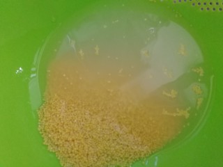 红豆小米粥,四分之一杯的小米，清水洗两遍。