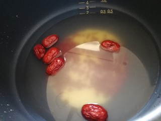 红豆小米粥,放入红枣，加入适量水。（水位线到煮粥0.5）