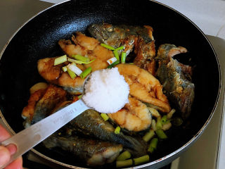 红烧鲅鱼,加入白糖，白糖是红烧鱼不可缺的一位重要调味料，白糖与米醋的比例1:2