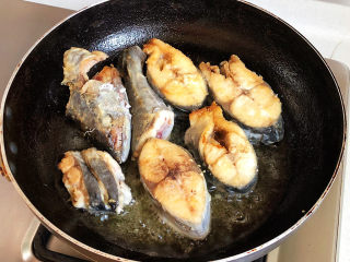 红烧鲅鱼,煎至一面微黄，翻面再煎另一面，两面都煎至微黄，夹出备用