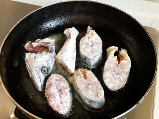 红烧鲅鱼,油热后，将鱼块码放入锅中，中小火煎制