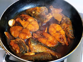 红烧鲅鱼,最后大火收汁，让汤汁可以挂在鱼块上为好