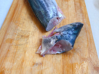 红烧鲅鱼,鲅鱼头的骨头属于软骨类鱼，鱼头的骨头嚼起来特别香，所以，沿海地区有一个说法：鲅鱼头刀鱼肚，说的是鲅鱼与刀鱼（也叫带鱼）两个最美味的部位