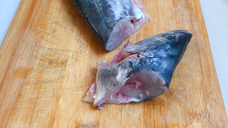 红烧鲅鱼,鲅鱼头的骨头属于软骨类鱼，鱼头的骨头嚼起来特别香，所以，沿海地区有一个说法：鲅鱼头刀鱼肚，说的是鲅鱼与刀鱼（也叫带鱼）两个最美味的部位