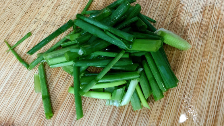 爆炒绿豆芽,将葱切成段备用。