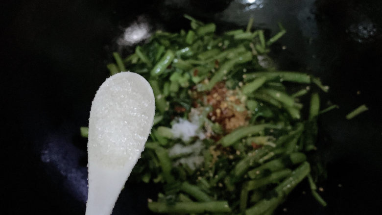 雪菜四季豆,一勺白砂糖，翻炒均匀出锅