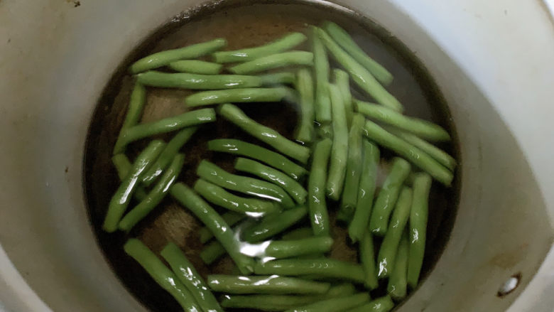 雪菜四季豆,四季豆掐头去尾后，切成段，并入沸水中汆烫成熟，这样一会炒起来更容易入味。