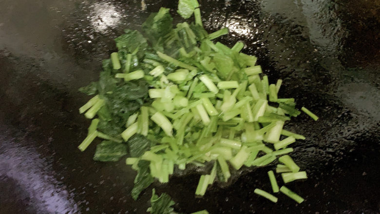 雪菜四季豆,加入雪里红段，炒出清新蔬菜香气。