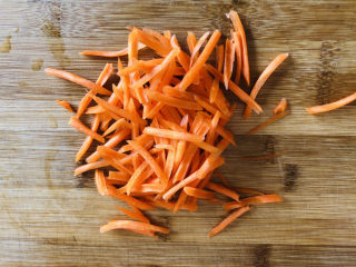 爆炒绿豆芽,胡萝卜切丝备用，胡萝卜主要是为了配色，一丢丢即可。