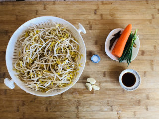 爆炒绿豆芽,先把需要的食材提前准备好。