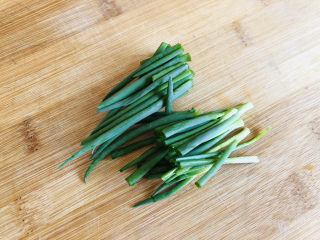 爆炒绿豆芽,小葱切成小段备用。