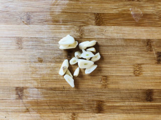爆炒绿豆芽,蒜瓣切片备用。