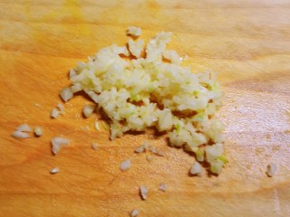 爆炒绿豆芽,蒜切碎。