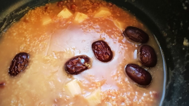 红豆小米粥,煮出了一层米油，好香。