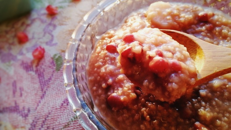 红豆小米粥,小米里加了红豆，清热解毒，健胃除湿，来一碗吧。
