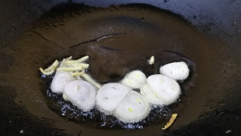 西芹炒鱿鱼,放入小圆葱片，文火把圆葱片炒透明。