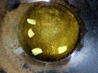 红烧芋头,炒锅倒油，放姜片小火炒香。