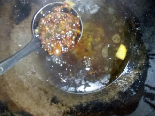 红烧芋头,放入郫县豆瓣酱小火炒香。