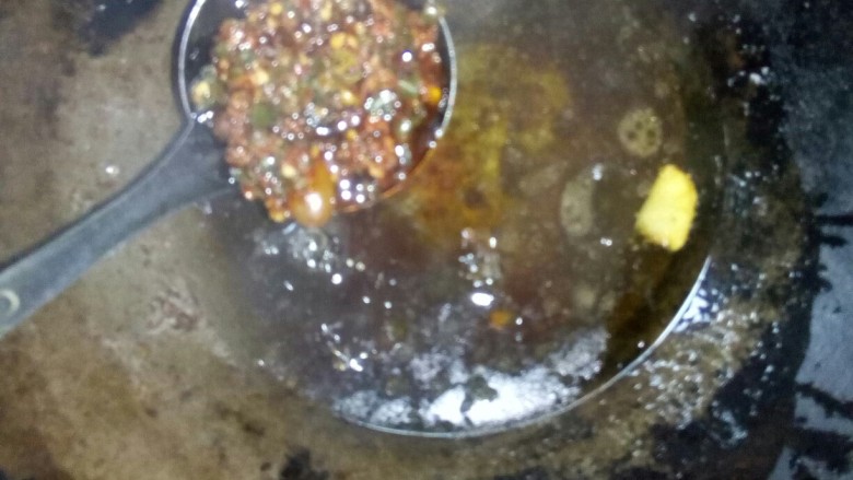 红烧芋头,放入郫县豆瓣酱小火炒香。