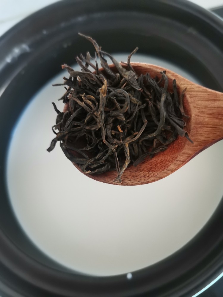 暖暖热奶茶,加入红茶