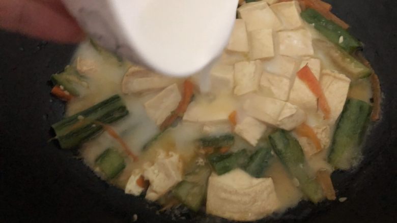 丝瓜炖豆腐,焖至快收汁淋下去一分钟起锅
