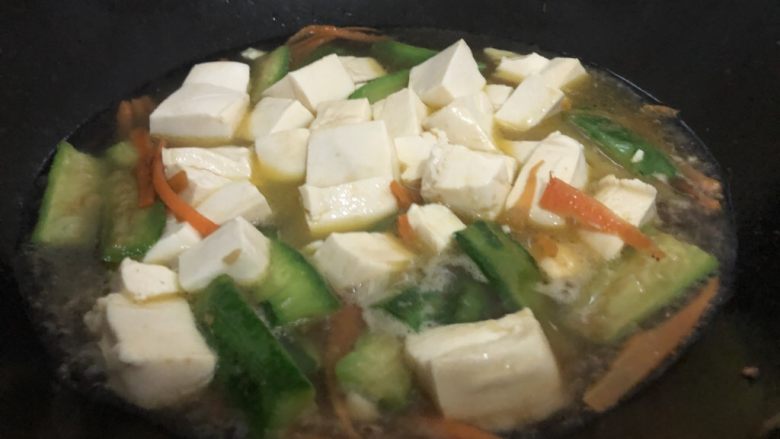 丝瓜炖豆腐,加入适量的水盖盖