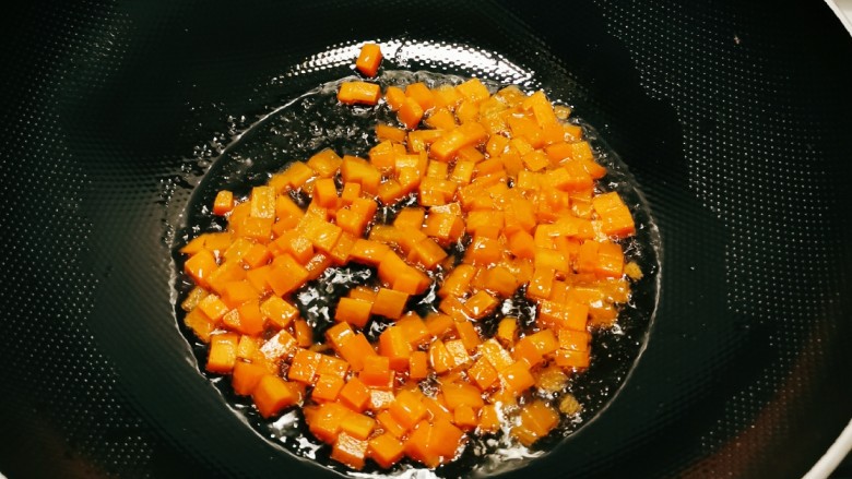 咖喱蛋炒饭,起油锅放入食用油，放入胡萝卜丁翻炒。