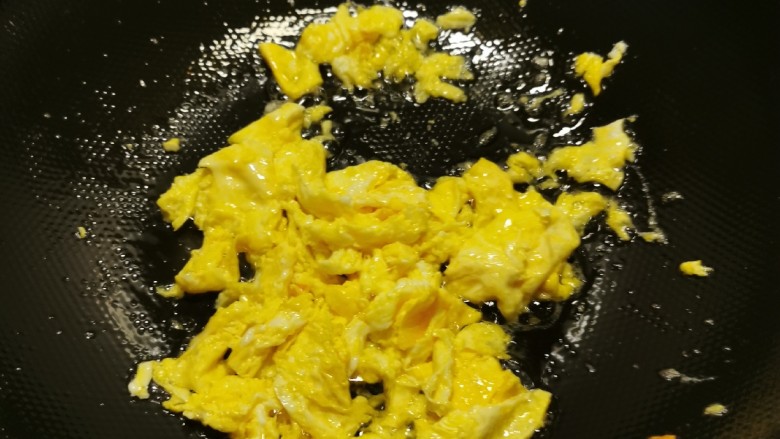 咖喱蛋炒饭,再起油锅，锅中底油继续加热，倒入鸡蛋液，将鸡蛋炒碎。