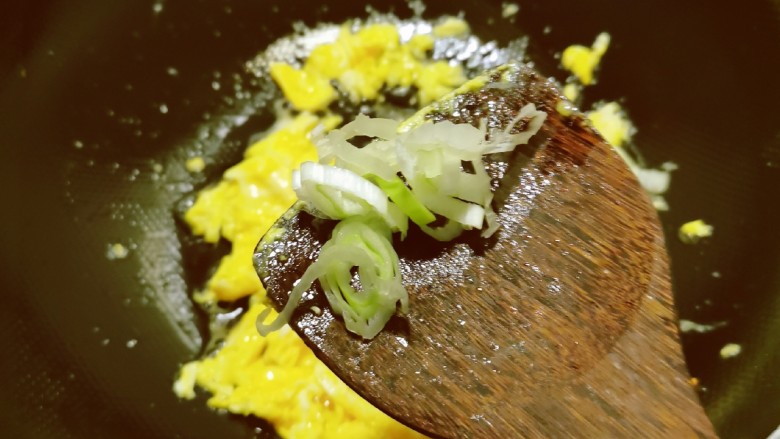 咖喱蛋炒饭,放入一部分葱花去腥增香。