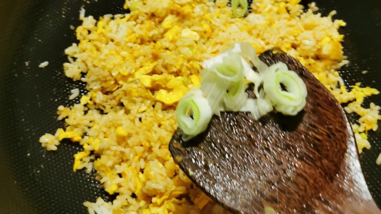 咖喱蛋炒饭,放入剩下的葱花，翻炒。