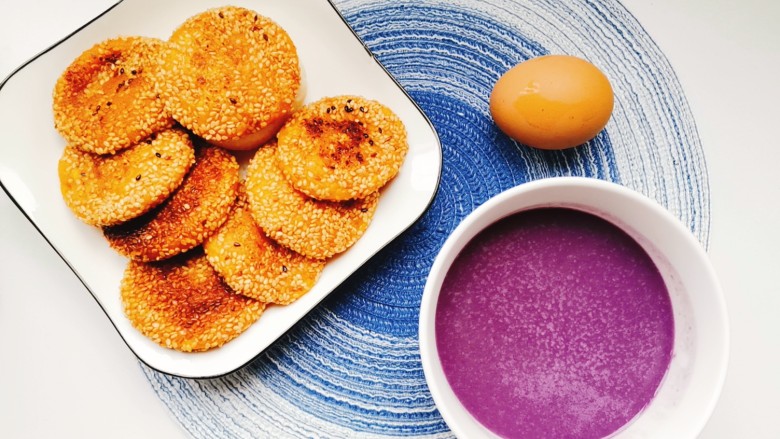 南瓜糯米饼,配上一碗紫薯米糊和鸡蛋，美美的一顿早餐。
