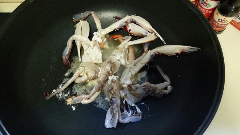 肉蟹煲,锅中加入适量花生油，油热，放入螃蟹煎至螃蟹底部金黄即可（这样防止煮的时候蟹黄流出），煎好的螃蟹夹出备用