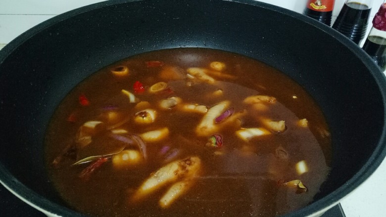 肉蟹煲,加入调好的料汁继续翻炒均匀，加入没过鸡爪的清水，盖上锅盖焖煮25分钟