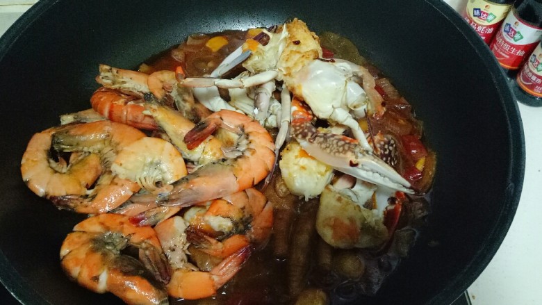 肉蟹煲,鸡爪焖软后，加入煎好的螃蟹、大虾
