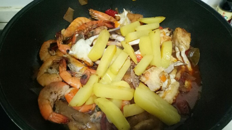 肉蟹煲,加入土豆块，盖上锅盖炖10分钟左右即可