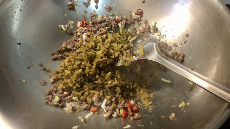 雪菜四季豆,下雪菜，中小火煸炒一分钟