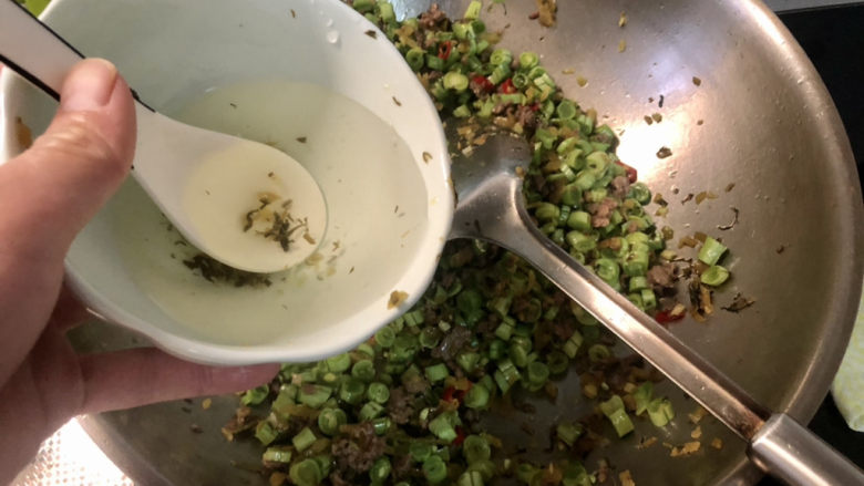 雪菜四季豆,可以淋少许清水，中火翻炒两三分钟，豆角一定要炒熟，不然吃了会中毒