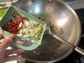 雪菜四季豆,加入葱白姜末小米辣，煸香