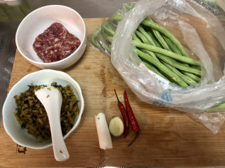 雪菜四季豆,食材合照：四季豆约320g，雪菜小半碗，牛肉末100g，葱白一小节，姜一小块，小米辣两个