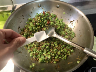 雪菜四季豆,尝下咸淡，根据个人口味添加少许盐，翻炒定味出锅