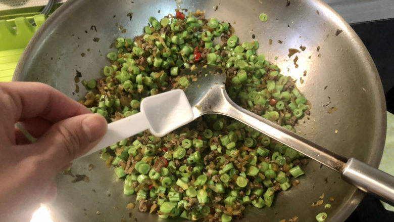 雪菜四季豆,尝下咸淡，根据个人口味添加少许盐，翻炒定味出锅