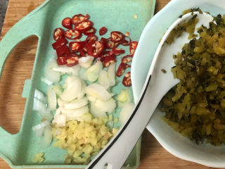 雪菜四季豆,改刀：葱白切末，小米辣切圈，姜切姜末