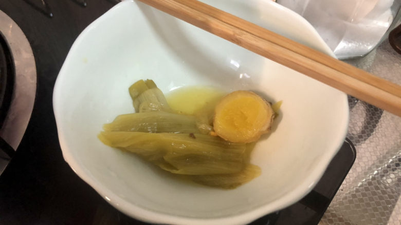 虫草花鸡汤➕香菇虫草花鸡汤,煮的差不多，捞出姜片葱段